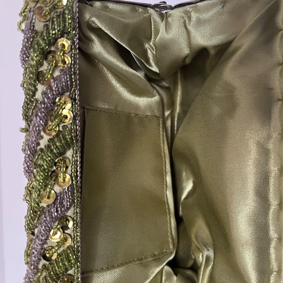 Vintage beaded bag with spring-loaded closure! Gorgeous bag! - Picture 8 of 10